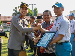 Pelajar Anggota Paskibraka di Jombang Dimotivasi Jadi Polisi