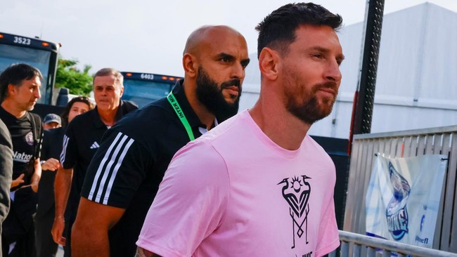 Nama Yassine Cheuko viral di media sosial karena menjadi bodyguard Lionel Messi. Cheuko merupakan mantan anggota Navy Seal yang bertugas di Irak dan atlet MMA.