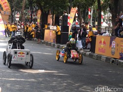 Ratusan Orang Pacu Adrenalin Tunggangi Kereta Peti Sabun di Bandung