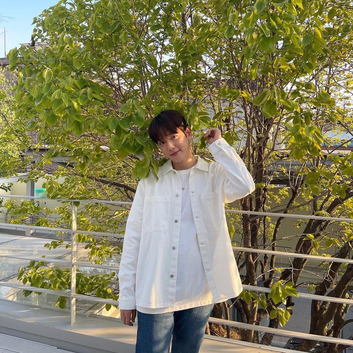 <p>Lanjut, ada Baekhyun si pelantun <em>UN Village</em>. Seperti D.O, ia juga mengenakan pakaian dengan simplel, yakni kaus serta <em>outfit</em> putih senadan dan celana <em>jeans</em>. Gampang untuk ditiru nih, Bunda. (Foto: Instagram @baekhyunee_exo)<br /><br /><br /></p>