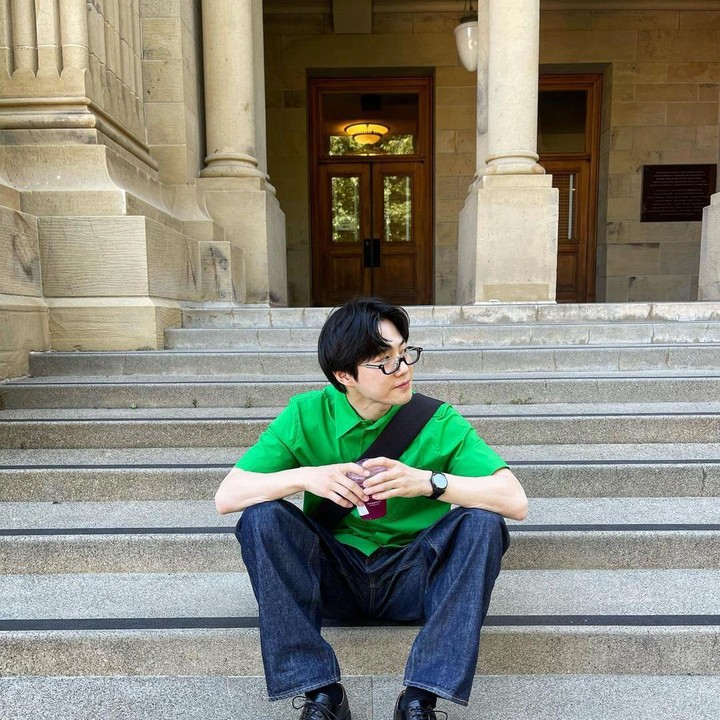 <p>Kemudian ada inspirasi <em>outfit</em> ala sang leader, Suho. Dalam foto ini, pria berusia 32 tahun ini tampil fashionable dengan kemeja pendek hijau, celana <em>jeans</em> <em>navy</em> longgar, serta sepatu hitam mengkilat. Tak lupa, Suho menyempurnakan OOTD ini dengan jam tangan hitam serta kacamata gaya. (Foto: Instagram @kimjuncotton)<br /><br /><br /></p>