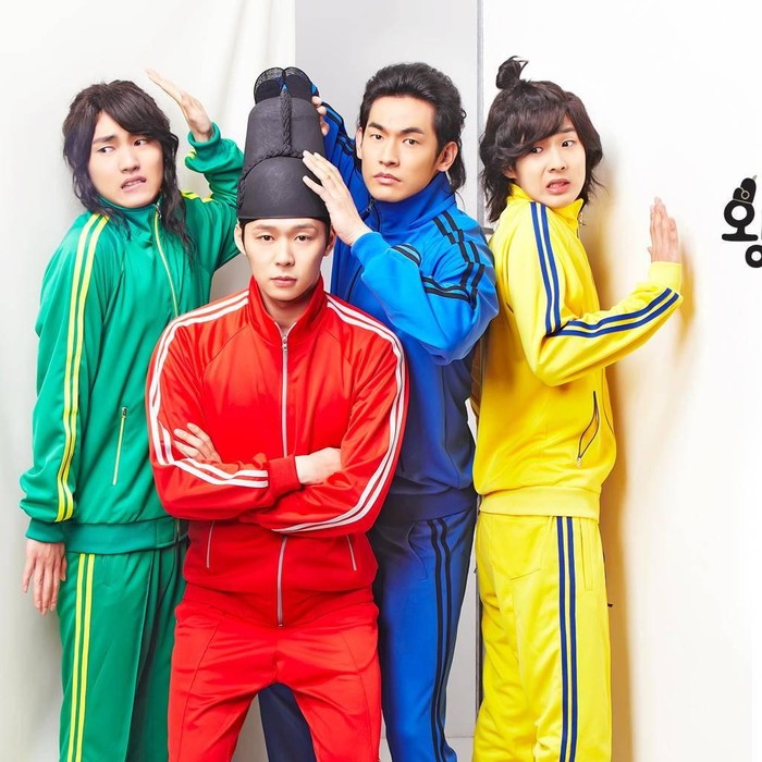 Rooftop Prince merupakan drama Korea romantis-komedi dengan unsur time travel di dalamnya. Drama Korea ini menceritakan tentang Lee Gak (Park Yoo Chun), pangeran dari era Joseon yang tiba-tiba terjebak di dunia modern bersama pengikutnya, setelah kematian sang istri secara misterius.