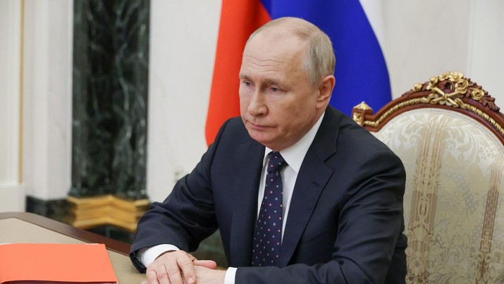 Putin memerintahkan pejuang Wagner untuk menandatangani sumpah setia. (Sputnik/Mikhail Klimentyev/Kremlin via REUTERS)