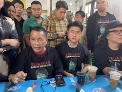 Pria Kalungkan Bendera Merah Putih ke Anjing Temui Hotman Paris Usai Bebas