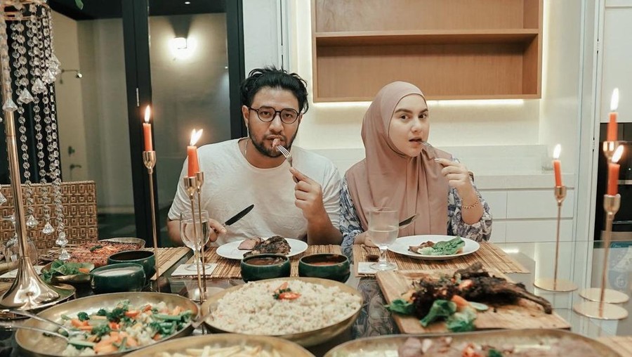 Romantisnya Irish Bella Saat Kulineran Bareng Ammar Zoni
