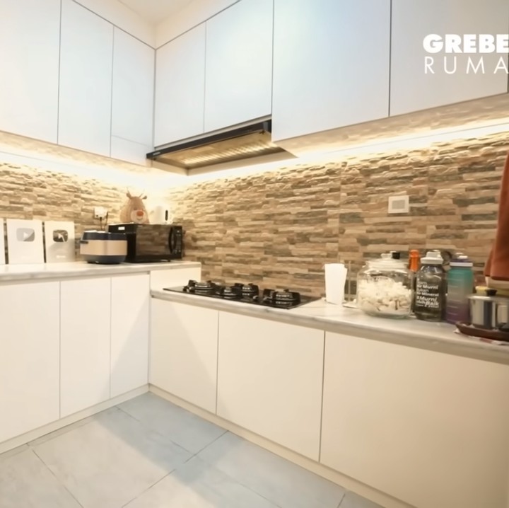 <p>Selanjutnya di sudut lain, terdapat dapur di rumah Denny Sumargo dan Oliv. Berikut penampakan dapur rumah pasangan tersebut, yang didominasi warna putih dengan lampu bernuansa <em>warm.</em> Dari beberapa potret yang Bubun bagikan, bagian rumah Denny mana yang menjadi favorit Bunda? (Foto: YouTube AH)</p>