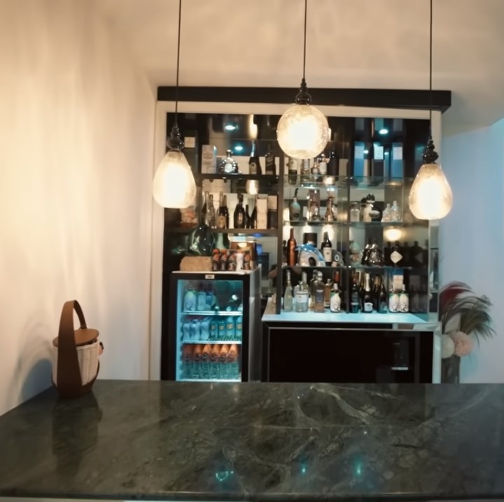 <p>Di bagian lain rumah Denny Sumargo, terdapat bar mini. Di sini, Denny biasa menjamu para kerabat yang datang untuk ngobrol bersama. (Foto: YouTube AH)</p><p></p>