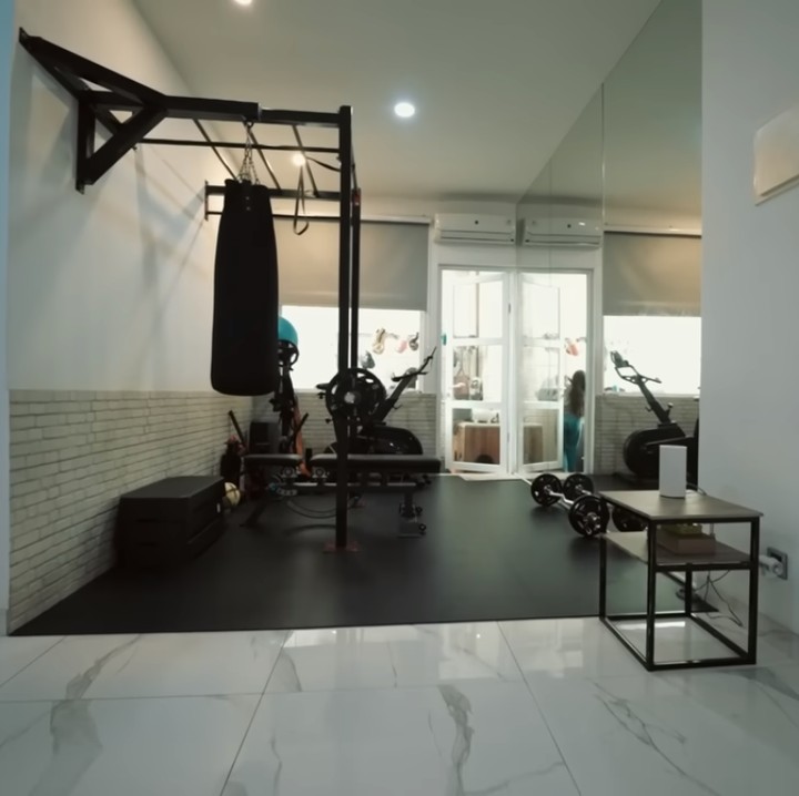 <p>Naik ke lantai atas, ada ruang <em>gym</em>. Disebut Denny, dahulu lantai atas berisi beberapa ruang yang dijadikan kamar. Namun, karena karena tak terpakai, ruang tersebut ia bongkar dan diisi beberapa alat olangraga sebagai berikut. (Foto: YouTube AH)</p><p></p>