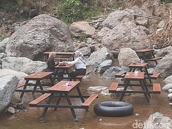 Unik, Spot Kuliner di Tengah Sungai Rahtawu Kudus