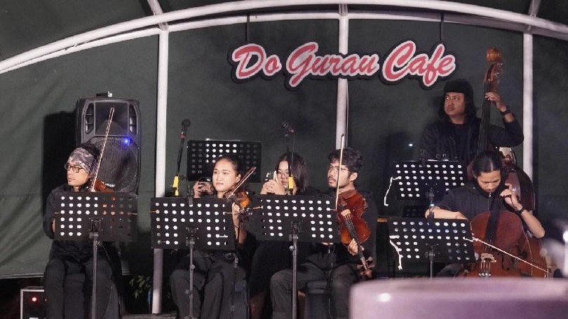 Pemkab Klaten menggelar acara Keroncong Rockwow Jombor yang memadukan musik rock dengan alunan instrumen keroncong di Do Gurau Cafe, Bukit Sidoguro, Klaten.