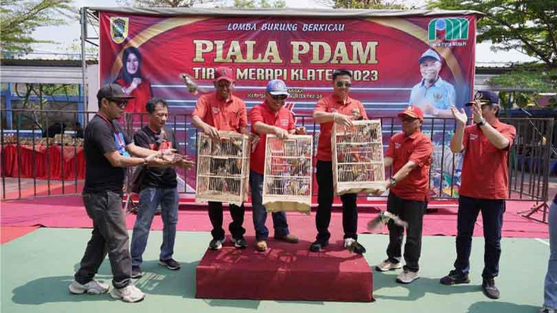 Dalam rangka HUT ke-46, PDAMTirta Merapi, Kab. Klaten menggelar lomba kicau mania yang diikuti ratusan anggota komunitas pecinta burung dari berbagai daerah.