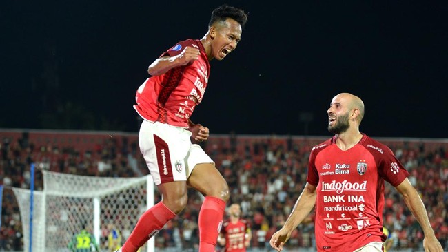 Bali United menang tipis 2-1 atas Bhayangkara FC dalam pertandingan pekan ke-15 Liga 1 2023/2024 di Stadion Patriot, Minggu (8/10).