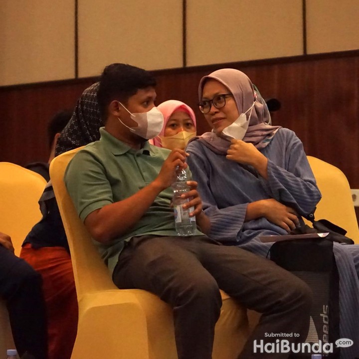 <p>Selain menyaksikan talkshow, Bunda dan suami akan mengikuti olahraga yoga prenatal, nih. Tak sedikit peserta yang membawa matras yoga sendiri, lho. (Foto: Tim HaiBunda)</p>