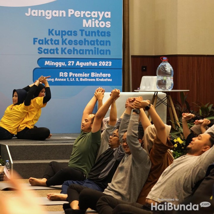 <p>Selain talk show, para Bumil turut mengikuti kelas yoga prenatal bersama suami, nih. Kelas olahraga ini dipandu oleh Bidan Sudarmi, A.Md.Keb atau yang akrab disapa Bidan Mimi. (Foto: Tim HaiBunda)</p>