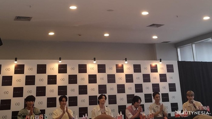EXO di konferensi pers Scarlett EXO: Glow To You Meet and Greet pada Minggu, (27/8)