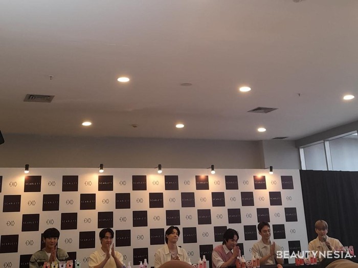 EXO di konferensi pers Scarlett EXO: Glow To You Meet and Greet pada Minggu, (27/8)