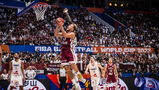 Timnas basket Latvia menang dramatis atas Prancis dalam lanjutan Grup H FIBA World Cup 2023 di Indonesia Arena, Jakarta, Minggu (27/8).