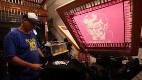 FOTO: Foto Trump Ditangkap Jadi Merchandise Kaos hingga Mug