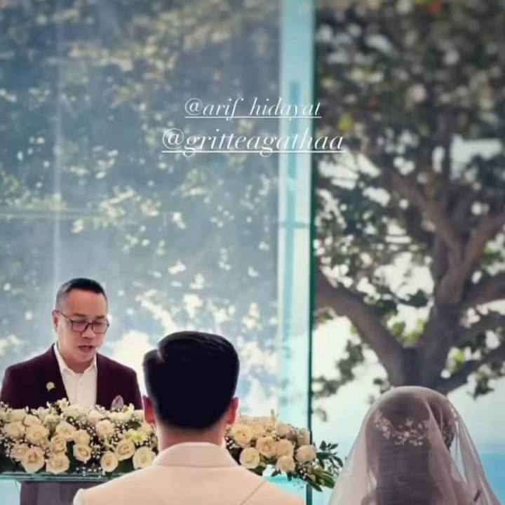 <p>Pasangan ini mengikat janji dalam upacara pemberkatan yang sakral, Bunda. Tampak Gritte dan Arif duduk berdampingan dengan pemuka agama di depan mereka. (Foto: Instagram @gritteagathaa)</p>