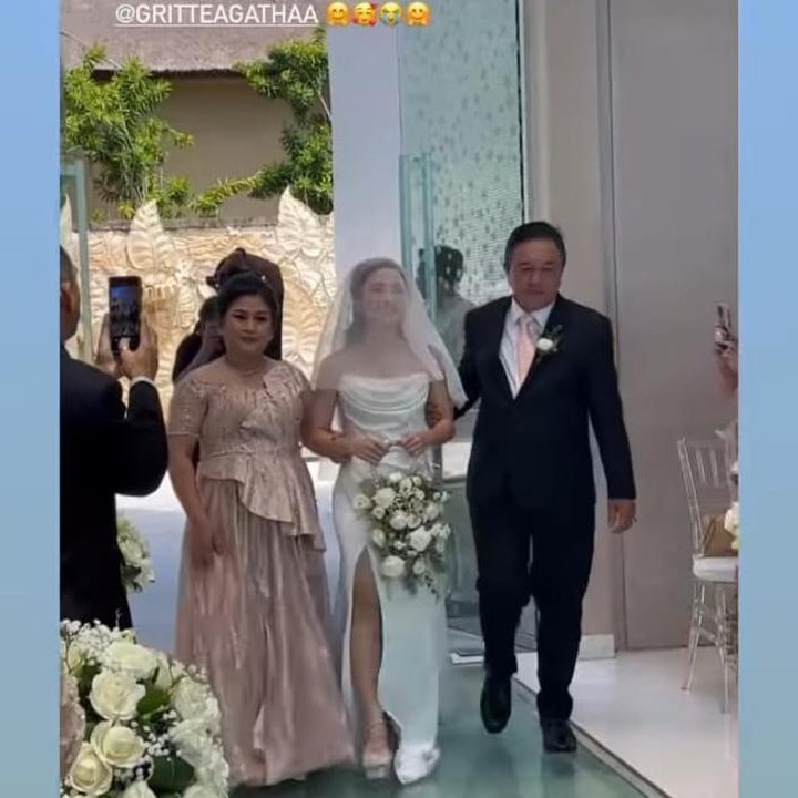 <p>Aktris Gritte Agatha resmi menikah dengan Arif Hidayat di Bali pada Sabtu (28/8/23). Pernikahan keduanya digelar meriah dengan konsep elegan di salah satu resor mewah di Pulau Dewata. (Foto: Instagram @gritteagathaa)</p>