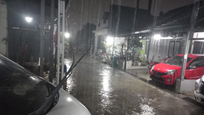 Jabodetabek Diguyur Hujan Lebat di Tengah Kemarau Kering, Ternyata Ini Alasannya!