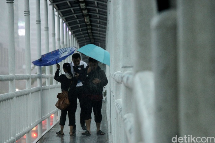 Menurut Badan Meteorologi, Klimatologi, dan Geofisika, sebagian wilayah Indonesia telah resmi memasuki musim hujan 2025. Puncak musim hujan diperkirakan berlangsung mulai November 2025 hingga Februari 2026.