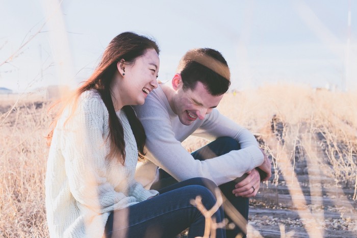 Ilustrasi pasangan tertawa/ Foto: Unsplash.com/ Prischilla Du Preez Ilustrasi pasangan tertawa/ Foto: Unsplash.com/ Prischilla Du Preez