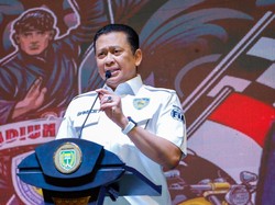 Bamsoet Serahkan Piala Kemenangan Jambore Nasional IMI di Madiun