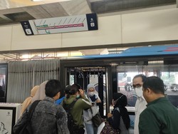 Menhub Budi Karya Cek Fasilitas Stasiun LRT Cawang Jelang Peresmian Besok