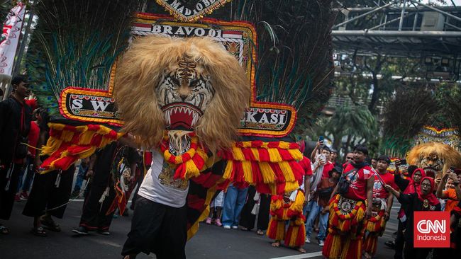 Kearifan lokal adalah hal yang sangat penting dalam menjaga identitas budaya masyarakat. Simak pengertian dan contoh kearifan lokal.