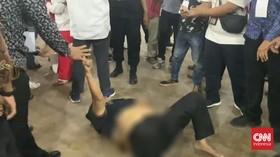 Wanita Histeris Diamankan Paspampres Usai Lempar Air ke Arah Jokowi