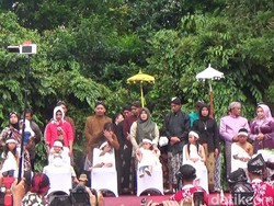 6 Bocah Gimbal Wonosobo Diruwat, Minta Syarat Sepeda hingga Es Krim