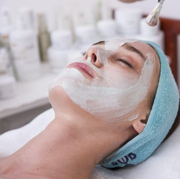 img-title Kata Ahli Kecantikan, Hindari 5 Kesalahan Ini Sebelum dan Sesudah Facial Wajah Biar Hasilnya Glowing!