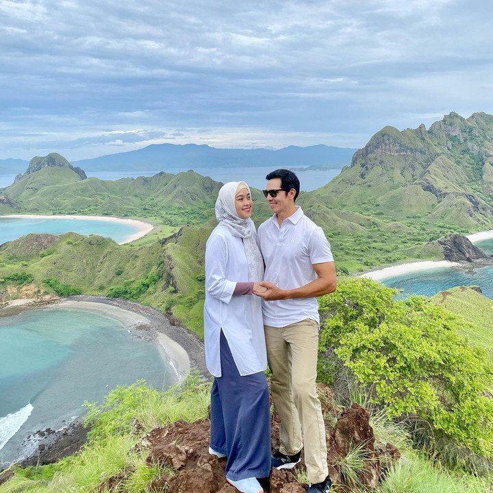 <p>Adrian dan Dessy menjalani karier yang berbeda. Bila Adrian berprofesi sebagai aktor dan model, istrinya menggeluti bidang prikologi. (Foto: Instagram @adrianmaulana/ @dessyilsanti)</p>