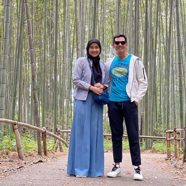 <p>Selama di Jepang, keduanya mengunjungi beberapa tempat. Adrian dan Dessy juga membagikan momen romantis selama berada di Negeri Sakura itu. (Foto: Instagram @adrianmaulana/ @dessyilsanti)</p>