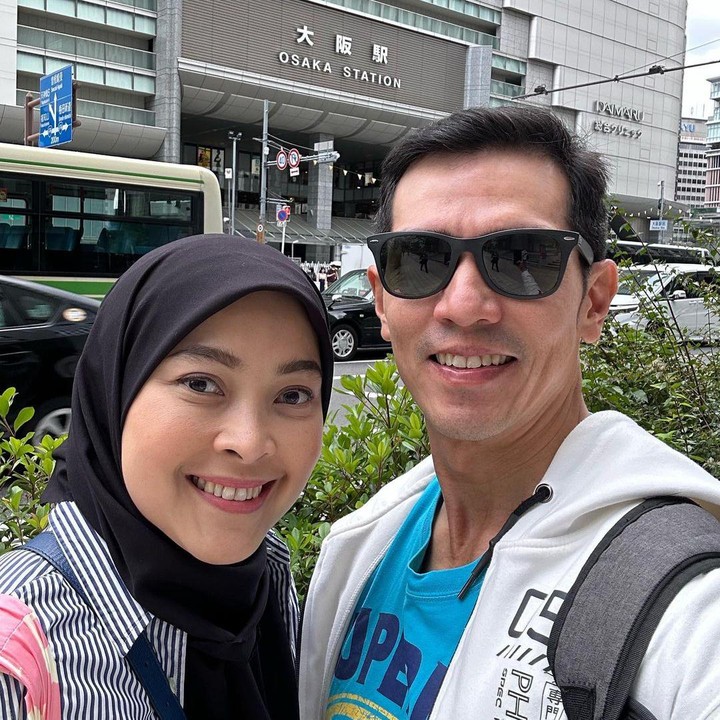 <p>Aktor Adrian Maulana dan istrinya Dessy Ilsanty resmi menikah pada Oktober 2001. Hampir 22 tahun menikah, rumah tangga pasangan ini tak pernah diterpa isu miring, Bunda. (Foto: Instagram @adrianmaulana/ @dessyilsanti)</p>
