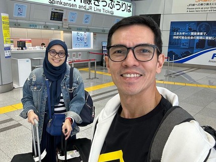 7 Potret Adrian Maulana & Istri Hampir 22 Th Bersama, Sama-sama Suka Naik Kendaraan Umum