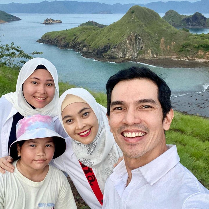 <p>Adrian dan Dessy telah dikarunia dua orang anak perempuan, Sharla dan Sheza. Pasangan ini kerap membagikan potret kebersamaan keluarga di media sosial. (Foto: Instagram @adrianmaulana/ @dessyilsanti)</p>