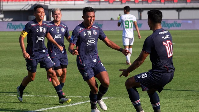 Arema FC berhasil menaklukkan Bhayangkara FC 2-0 pada pekan ke-11 Liga 1 yang digelar di Stadion Patriot Candrabhaga, Jumat (1/9).