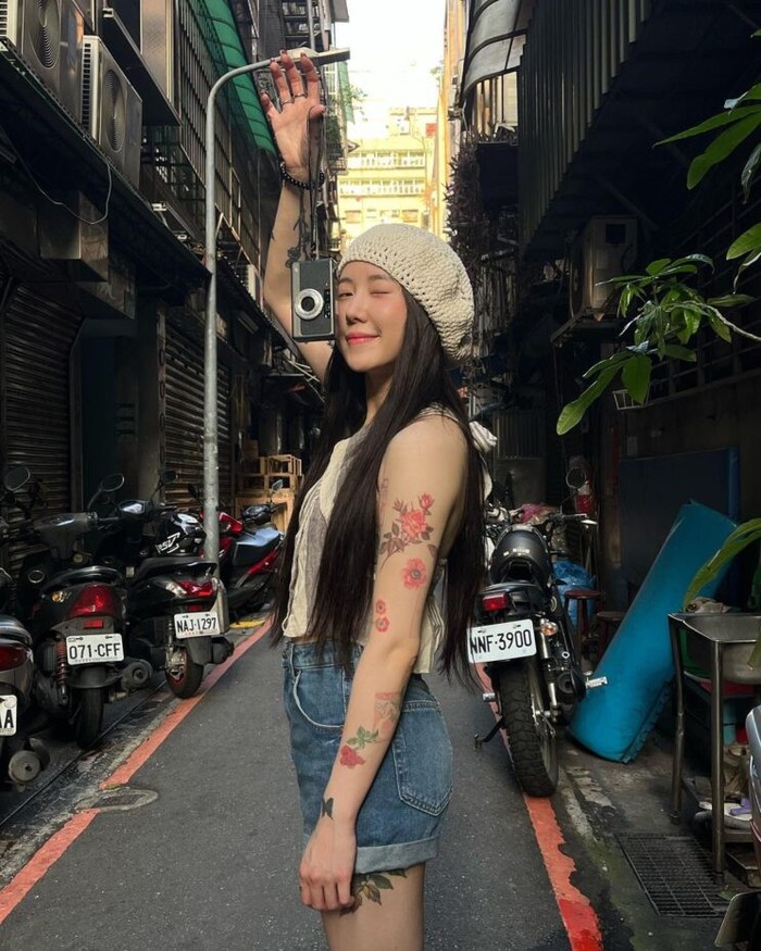 Baek Ye Rin menciptakan tampilan casual dengan atasan tanpa lengan dan celana pendek, yang dipadukan dengan topi rajut berwarna krem untuk mempercantik tampilannya yang terlihat santai dan stylish./ Foto: vogue.co.kr