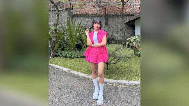 Fuji Utami mengumumkan dalam instagramnya akan memulai debut live perdananya di Shopee Live pada tanggal 29 Agustus 2023 pukul 20.00 WIB.