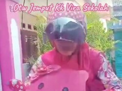 Kisah di Balik Suami Viral Pakai Dress Hello KItty dan Naik Motor Pink