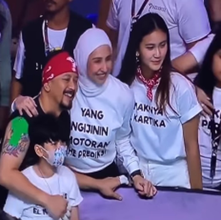 <p>Dari tim The Prediksi lainnya, Ferry Maryadi juga mengunggah potret bersama istri dan anak. Anggota keluagra Ferry terlihat bangga pada sang ayah, ya? Bagaimana menurut Bunda? (Foto: Instagram @kangferrymaryadi)<br /><br /><br /></p>