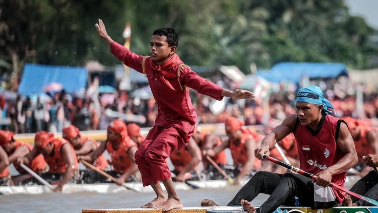 Festival Pacu Jalur Tradisional 2023 Festival Pacu Jalur Tradisional 2023 yang digelar di Tepian Narosa, Taluk Kuantan, Kabupaten Kuantan Singingi (Kuansing), Riau, mencuri banyak perhatian warganet, salah satunya aksi penari cilik yang menari di atas jalur atau perahu di tengah perlombaan, Kuantan Singingi, (25/8/2023).