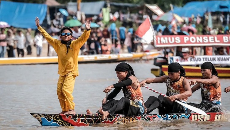 Festival Pacu Jalur Tradisional 2023 yang digelar di Tepian Narosa, Taluk Kuantan, Kabupaten Kuantan Singingi (Kuansing), Riau, mencuri banyak perhatian warganet, salah satunya aksi penari cilik yang menari di atas jalur atau perahu di tengah perlombaan, Kuantan Singingi, (25/8/2023).