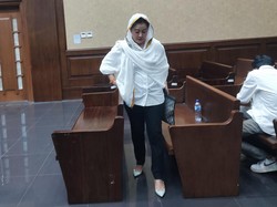 Hasnaeni Wanita Emas Tunjukkan Jari Kaki yang Disebut Digigit Tikus