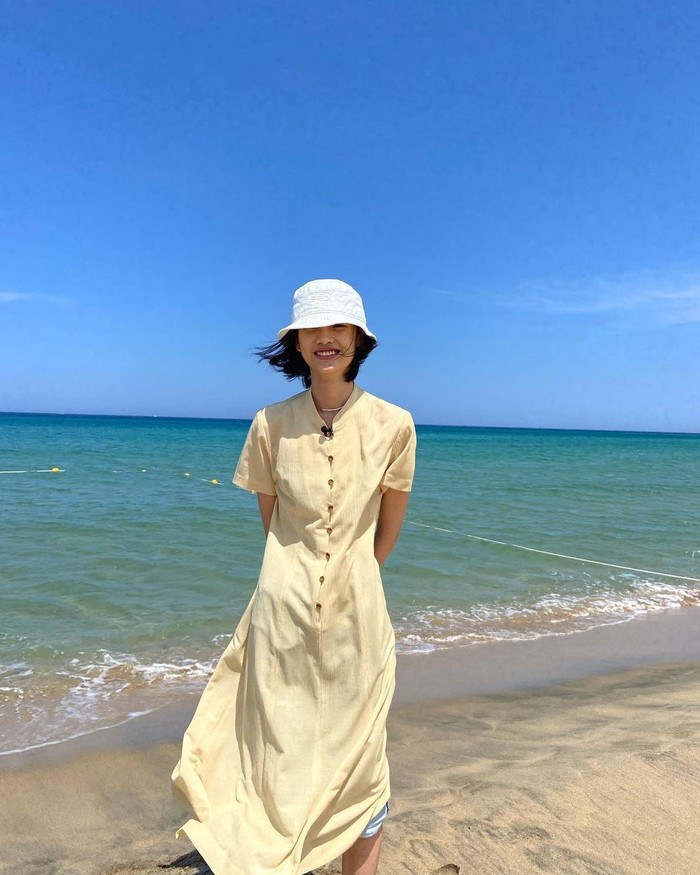 Jeong Ho Yeon memadukan dress berwarna butter dengan bucket hat yang terlihat cerah dan menyejukkan. Apa pun style nya, bucket hat sangat cocok untuk dipakai ketika berlibur di pantai seperti yang diterapkan Jeong Ho Yeon./ Foto: vogue.co.kr