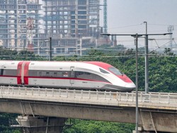 Momen Warga Nikmati Kereta Cepat Melesat 350 Km/Jam: Seperti Naik Pesawat!
