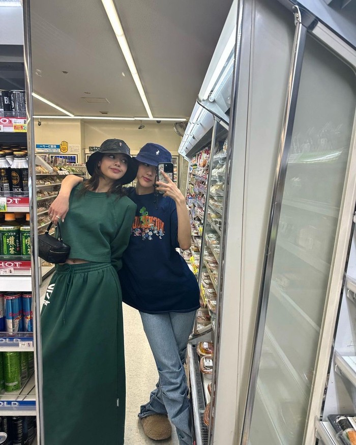 Lisa dan Rosé terlihat mengenakan bucket hat couple yang terlihat stylish dan tomboy. Lisa memadukan kemeja Telfa dan rok panjang dengan topi Chrome Hearts, dan Rosé memadukan kaus Urban Outfitters dan denim dengan topi Ralph Lauren./ Foto: vogue.co.kr