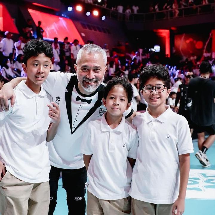 <p>Terakhir dari tim The Actors, yakni keluarga Lukman Sardi. Dalam unggahan ini, bintang film Paranoia ini juga terlihat bangga dan happy bersama anak-anaknya. (Foto: Instagram @lialukman)</p>